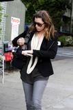 th_03163_Celebutopia-Jessica_Biel_meets_some_friends_at_a_cafe_in_Beverly_Hills-08_122_10lo.JPG