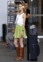 th_580132577_Isabel_Lucas_Sydney_Kingsford_Smith_Airport_1st_April_2012_0017881_122_111lo.jpg