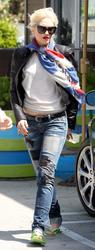 th_145109349_Tikipeter_Gwen_Stefani_leaving_a_nail_salon_in_West_Hollywood_003_122_215lo.JPG