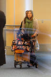 th_53462_Preppie_-_Jessica_Biel_arrives_at_the_airport_in_Vancouver_-_October_1_2009_1107_122_31lo.jpg