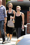 http://img177.imagevenue.com/loc589/th_01744_Hilary_and_Haley_Duff_leaving_the_gym_in_West_Hollywood4_122_589lo.jpg