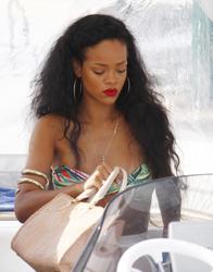 th_334952103_RihannashoppinginSt.Tropez23.7.2012_132_122_72lo.jpg