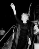 th_85887_MarilynMonroe_LeavingLondon_Nov-21-1956_13_122_84lo.jpg