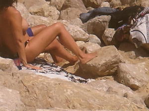 donna sulla spiaggia facendo topless 2013-y3e7ign0g7.jpg