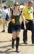 http://img177.imagevenue.com/loc520/th_96677_EmmaWatson06252010GlastonburyMusicFestival38_122_520lo.jpg