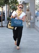 http://img177.imagevenue.com/loc525/th_028390314_Hilary_Duff_Shopping_in_Beverly_Hills29_122_525lo.jpg